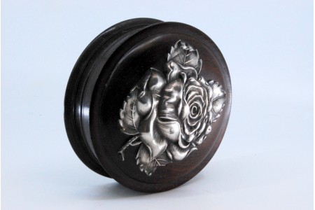 Caixa em pau-santo em formato circular com aplicação de prata em forma de flor.